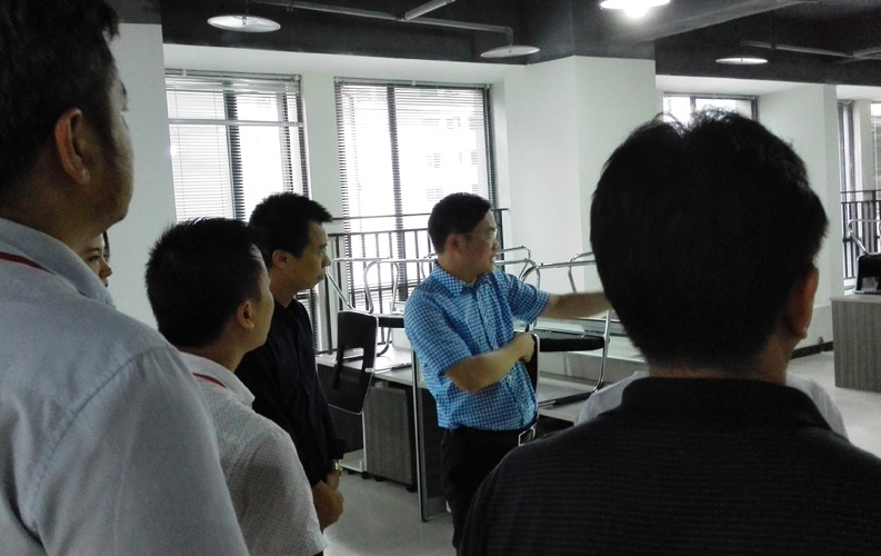 賴區(qū)長(zhǎng)鼓勵(lì)重慶天度網(wǎng)絡(luò)公司要多進(jìn)行創(chuàng)新，并就天度未來(lái)發(fā)展方向做出重要指示。