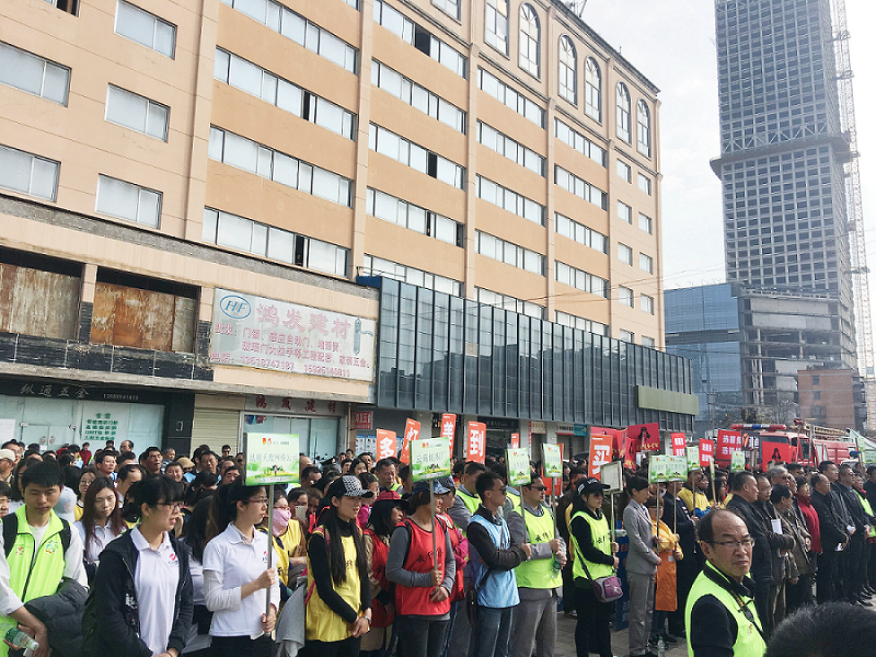 2017年3月5日，是我國第54個學(xué)雷鋒紀(jì)念日。3月份的春天萬物復(fù)蘇，百花齊放。陽光透過淡薄的云層照耀著大地，它的萬道金光愉快地普照著萬物。春風(fēng)拂面,是那么清柔,那么親切,就像是雷鋒的精神一直溫暖著、鼓舞著我們!