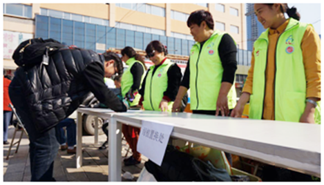 活動以&ldquo;做好事做善事做志愿者&rdquo;為主題，倡導(dǎo)節(jié)能減排、低碳出行、綠色出行的生活方式，鼓勵市民低碳出行。同時，在云紡的活動現(xiàn)場，昆明市青基會帶來了&ldquo;一家衣等于愛&rdquo;衣服回收箱，市民將廢舊的衣服投放到箱內(nèi)，志愿者送上一盆綠色植物或者一本圖書。