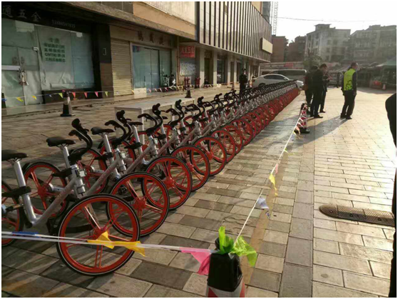 上午11點，云南天度投資集團(tuán)有限公司、云紡商業(yè)區(qū)、昆明悅動文化傳播有限公司、云南北瑞兔司機(jī)新能源汽車科技有限公司、moblke摩拜單車許多商戶踴躍參加，由150余名志愿者組成的隊伍開始了浩浩蕩蕩的4公里公益徒步，目的是鼓勵大家使用零污染的交通工具，降低自然資源的耗損，同時也是為了讓市民能夠熟知這樣的出行方式，倡導(dǎo)綠色出行。