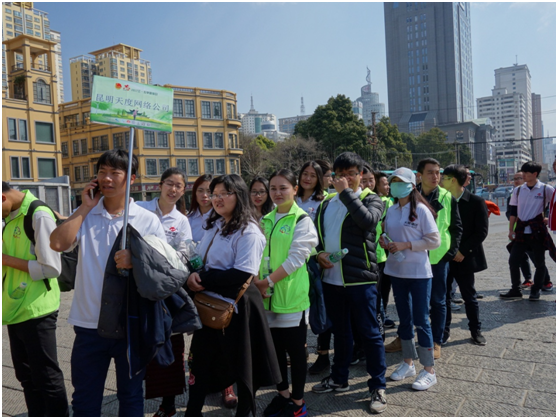 雷鋒精神，人人可學(xué);奉獻(xiàn)愛心，處處可為。積小善為大善，善莫大焉。當(dāng)有人需要幫助時，大家搭把手、出份力，社會將變得更加美好。